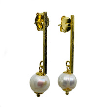Load image into Gallery viewer, Olho Dágua Gold Handmade Earring with Pearl