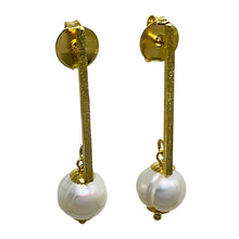 Load image into Gallery viewer, Olho Dágua Gold Handmade Earring with Pearl