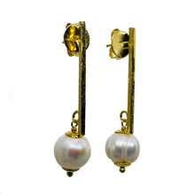 Load image into Gallery viewer, Olho Dágua Gold Handmade Earring with Pearl
